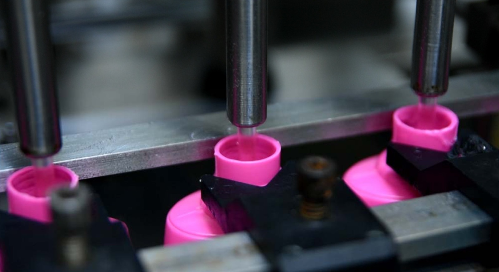 Automatic filling heads on the production line